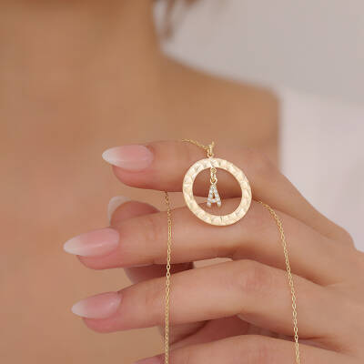 925 Ayar Gümüş Taşlı Harfli Dokulu Çerçeve Kolye