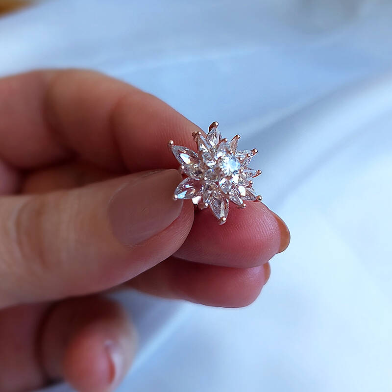 Vaoov  925 Ayar Gümüş Beyaz Taşlı Lotus Çiçeği Küpe - 4