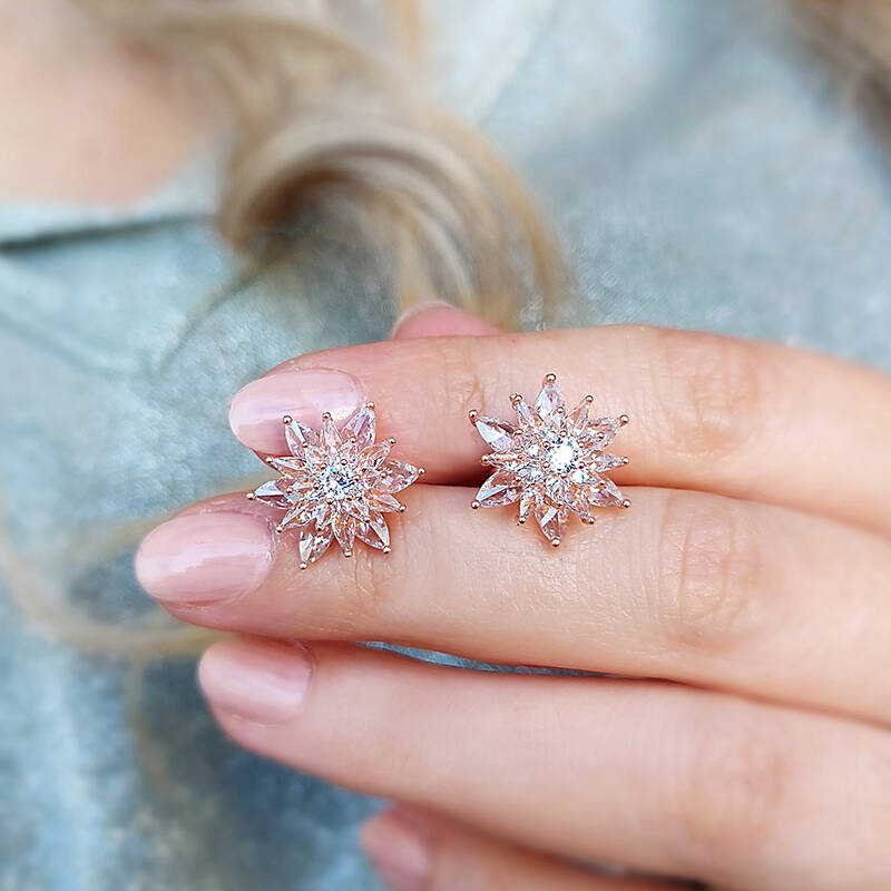 Vaoov  925 Ayar Gümüş Beyaz Taşlı Lotus Çiçeği Küpe - 5